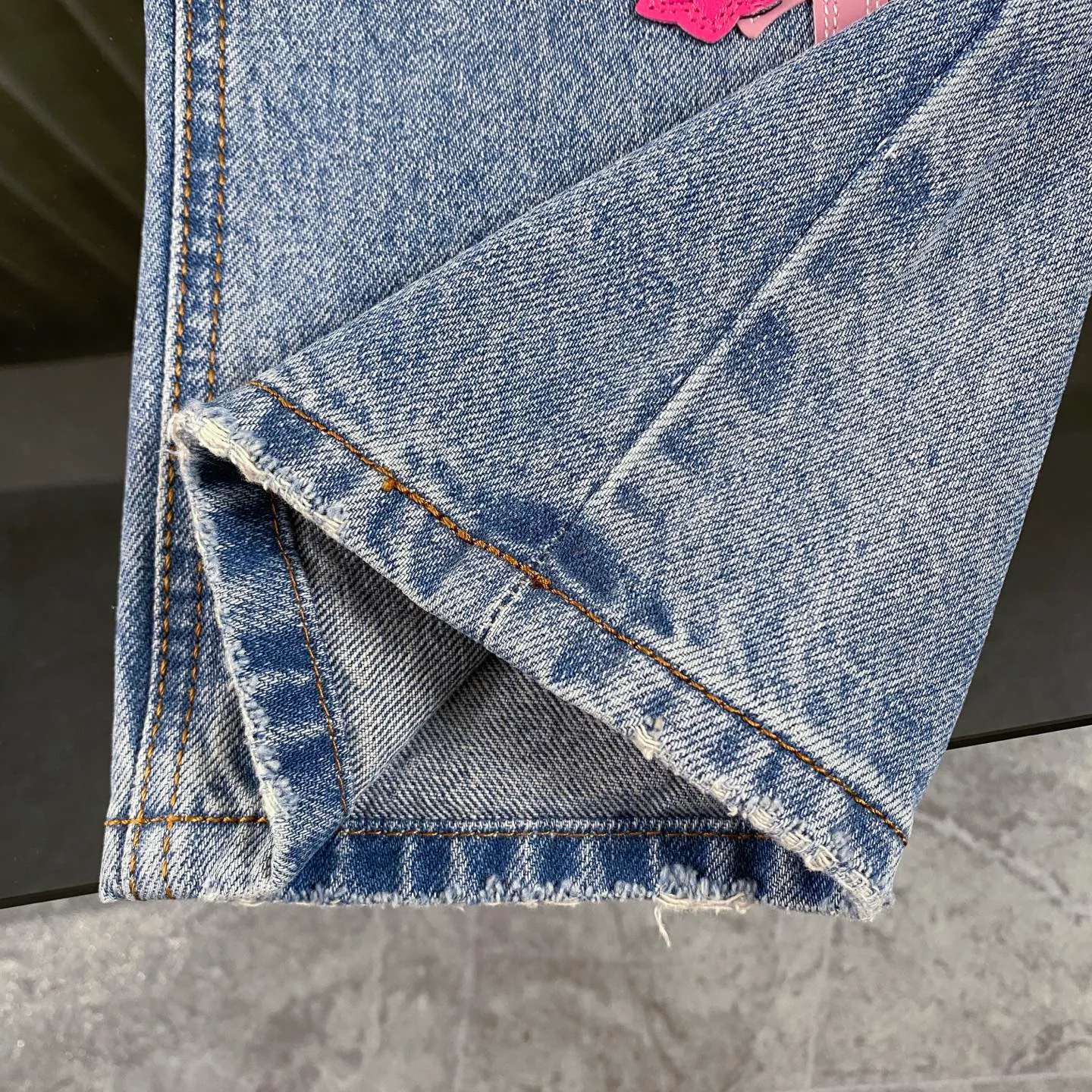 P220 chrome hearts pink cross patch leather jeans vi Top heavy industry fashionable design] Consistent high street luxury style creation. Speaking of this style, the Zangyin family and GU family are definitely the leading representative brands. Especially the Zangyin family has really achieved a state-of-the-art effect in creating high street style. The unique washed material is used to create this style. The color system is quite eye-catching. After it is decorated with patchwork cross flowers, it cleverly highlights the charm of the brand. Secondly, this style uses classic The classic high-waist cutting design highlights the long legs and fashionable temperament of the upper body. The brand is highly recognizable and the slim fit configuration is more suitable for daily wear. It is a product that interprets personality, fashion, and specifications at a glance. This single product is enough to make any fan excited. It can be a white T-shirt for youthful preppy style, or a tight suspender for lady style. It has strong matching ability and can be easily controlled by men.  [Materials and craftsmanship] Needless to say, this point goes without saying. As an excellent craftsman brand, Zangyin’s requirements for details and craftsmanship are really perfect. The washed color of this model has gone through so many processes, not to mention the embellishment of denim appliques. It is also purely hand-made and sewn. Just like what they believe in, only hand-made things have soul and have the meaning of wear. A top-notch heavy-duty fashionable denim item, I look forward to your perfect interpretation! !  Size:28-36